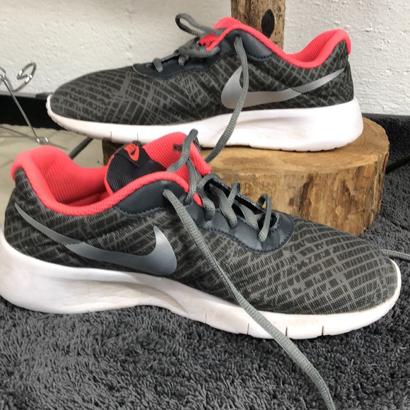 Nike youth size 5 tennis shoes - Picture 2 of 5